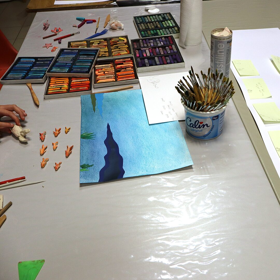Cinéma d’animation : fabrication d’un film en pâte à modeler - modelage des poissons et dessin du décor
